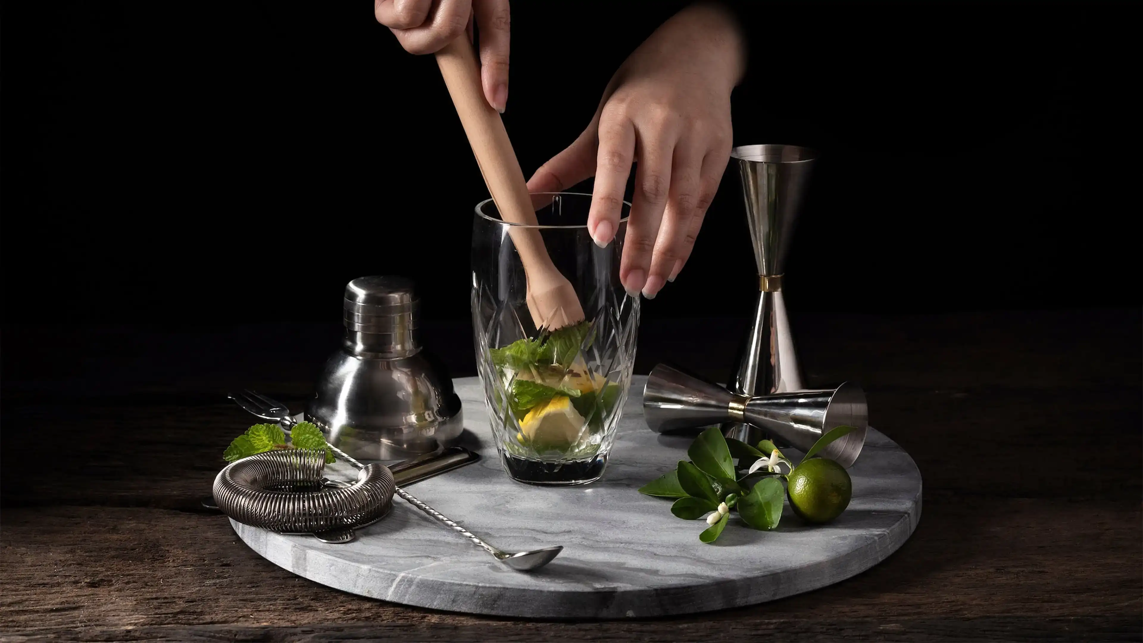 Muddling: cum eliberezi aromele fara sa distrugi ingredientele