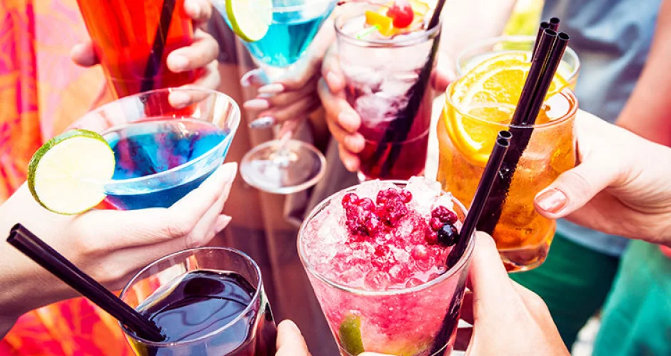 Cum organizezi o petrecere cu cocktailuri pentru 8-10 persoane