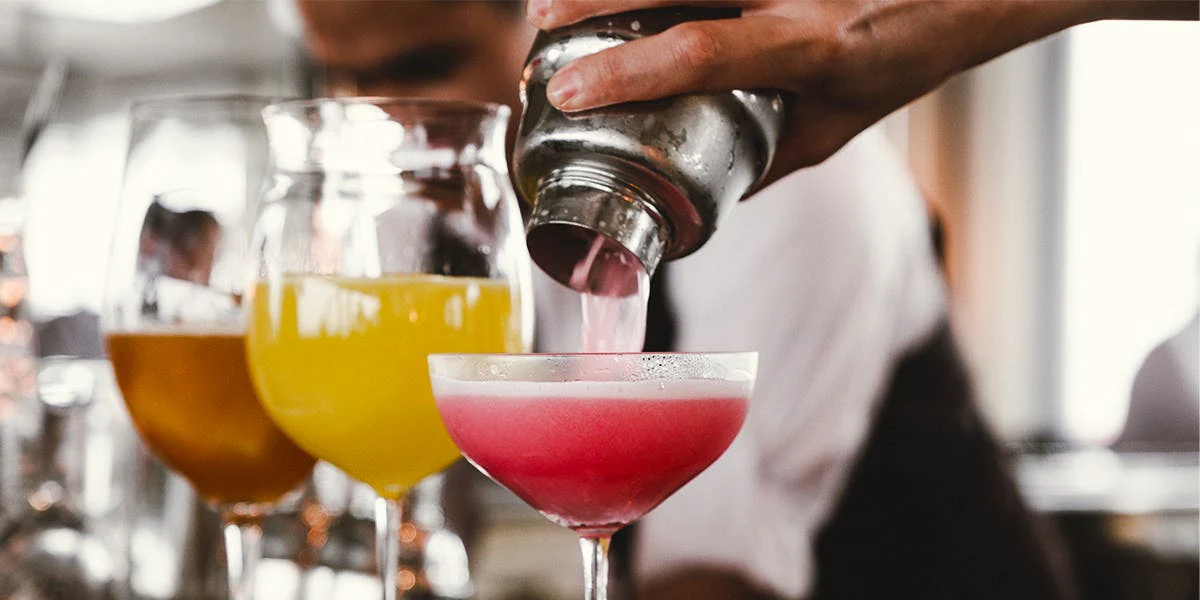 Shake vs. stir: cum alegi tehnica potrivita